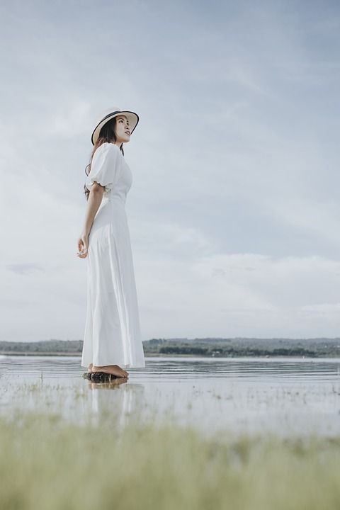 女士 湖 草 树 户外的 云 水 自然 景观