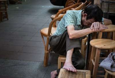 街拍 无家可归 生活 老人 休息 睡觉 中国 睡在户外 街拍