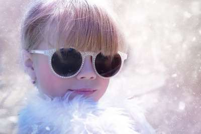 人 人的 孩子 女孩 金发 眼镜 脸 冬天 雪 天后 肖像