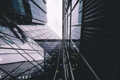 结构 建造 玻璃 玻璃 高楼 低角度拍摄 看法 反射 视窗