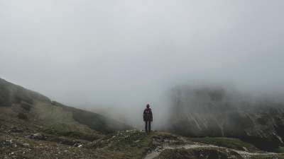 背包客 山 多雾路段 高地 多山 山地景观 踪迹 跋涉 徒步旅行