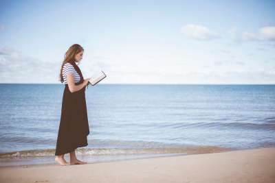 人们 女孩 美丽 独自的 读 书 圣经 海 水 海洋 海浪