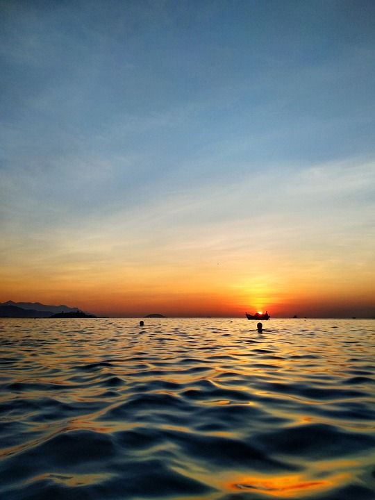 天空 地平线 大海 海洋 阳光 日落 越南 海浪 水 船