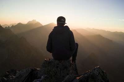 男人 徒步旅行者 山 观点 坐 坐着 家伙 山脉 山景 首脑