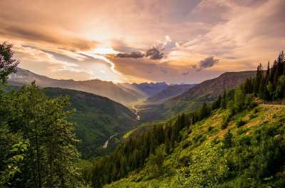山 树木 天空 云 多山 山脉 山地景观 多云的 针叶树 日出