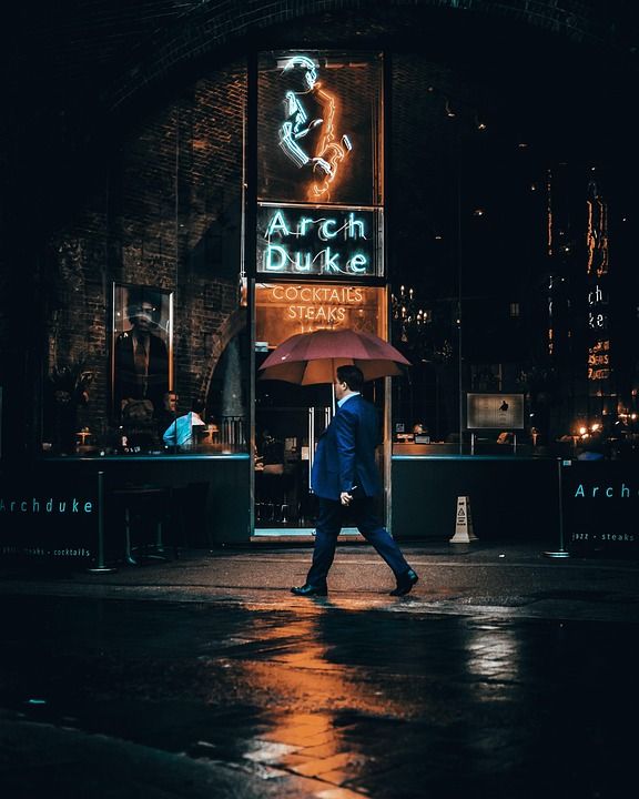 街道 下雨 夜晚 晚上 城市的 男人 城市 雨 路 电影
