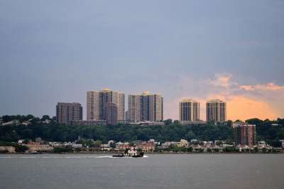 新泽西州 海岸线 拖轮 暴风云 河边 办公大楼 公寓大楼 高楼