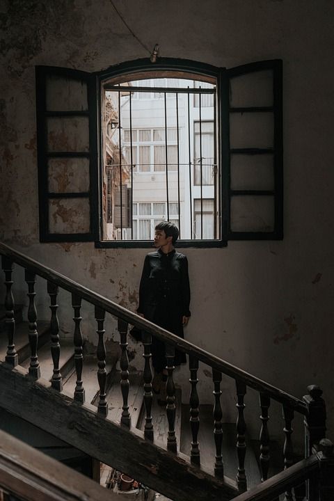 女士 模型 楼梯 窗户 女性 栏杆 建造 时尚 年轻 老的