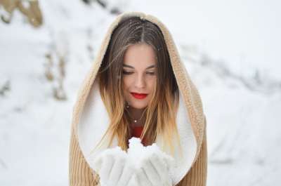 人们 女士 肖像 美丽 时尚 雪 冬天 寒冷的 手套 白色的