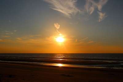 日落 太阳 落山的太阳 海 太阳和大海 余辉 阳光 傍晚的天空