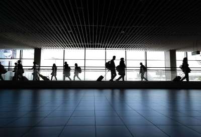 飞机场 步行 等待 门 走 女士 城市 城市的 人 旅行