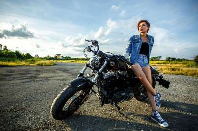 女孩 摩托车 时尚 模型 女士 姿势 肖像 户外 路 摩托车