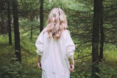 金发 金发女郎 森林 户外 人 树木 女士 绿色的森林 绿树