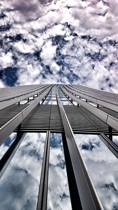 结构 建造 玻璃 玻璃 高楼 低角度拍摄 看法 反射 天空