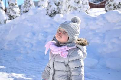 雪 婴儿 女孩 白色的 快乐的 季节 冬天 孩子 帽子 幸福