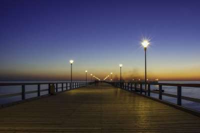 桥 日落 海 大大地 人们 晚上 落日的天空 黄色的天空 浪漫的