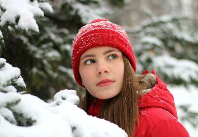 雪 年轻女子 冬季 红色的 帽子 寒冷的 街 圣诞节 新年