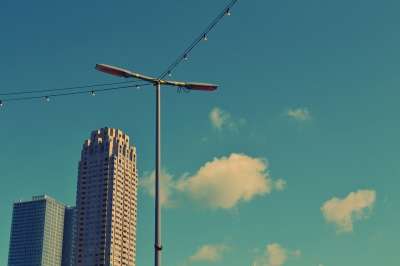 蓝色的 天空 云 灯柱 灯串 建筑物 塔 高楼 结构 城市