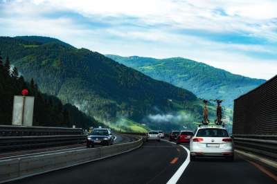 路 公路 汽车 车辆 桥 景观 阿尔卑斯山 山 全景 多雾路段