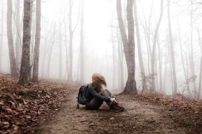 人们 女士 头发 旅行 冒险 多雾路段 树木 森林 树叶