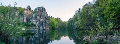 Externsteine 湖 反射 石头 砂岩 岩石 神圣 中世纪