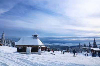 教堂 雪 山 镇 建筑物 人们 冬天 寒冷的 旅游 下雪的