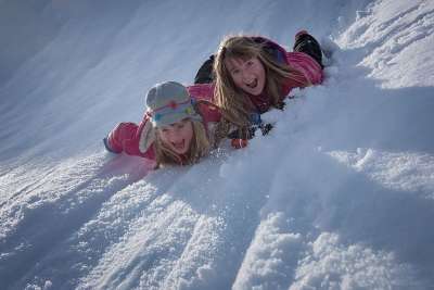 人们 孩子们 女孩 冬天 雪 乐趣 冬天的乐趣 新鲜空气 自然