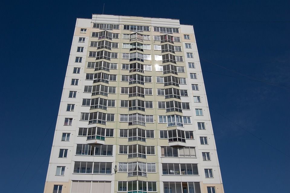 蓝天下的建筑, 底视图, 高楼, 多层建筑, 街, 窗口, 现代建筑, 蓝天