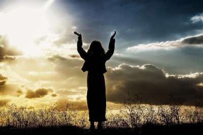 女士 祈祷 相信 上帝 人 日落 称赞 天空 轮廓 崇拜