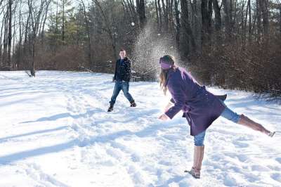 雪球大战 雪 冬天 年轻 玩 户外 夫妻 男人 女士 斗争