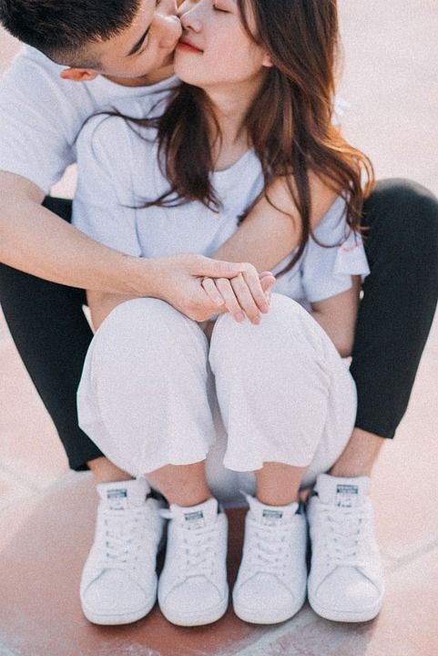 夫妻 爱 浪漫的 男人 快乐的 恋人 幸福 一起 日落 手
