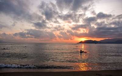 大海 黎明 海浪 旅行 太阳 芽庄 黄色 越南 闪亮的 海