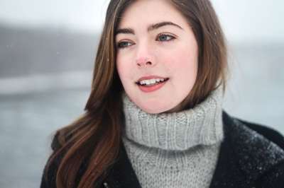 女士 下雪 肖像 冬天的衣服 冬季服装 针织品 针织 寒冷的 雪
