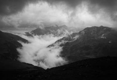 山 多雾路段 云 黑暗 神秘 阿尔卑斯山 黑和白 景观