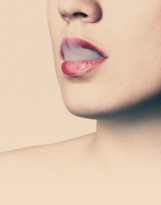 嘴唇 抽烟 女性 女士 脸 美丽的 香烟 女孩 时尚