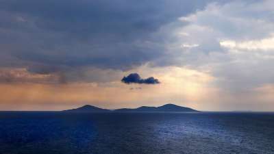 海景 海 海洋 蓝色的海洋 蓝色的大海 水 岛 乌云 多云的天空