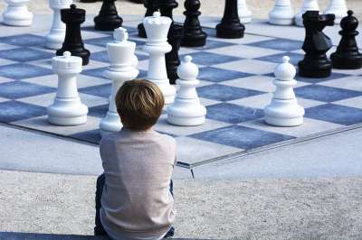 男孩 棋 景观 孩子 白色的 棋盘 件 黑色的 游戏 思维