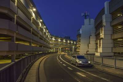 飞机场 停车场 夜晚 点亮 现代的 灯 正面 城市 建筑学