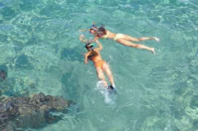 浮潜 水 明亮 假日 潜水 蓝色 海 潜水面具 女孩们 乐趣