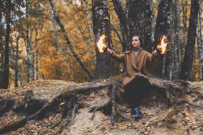 火 秋季 巫师 年轻女子 暮光之城 森林 哥特 巫婆 幻想