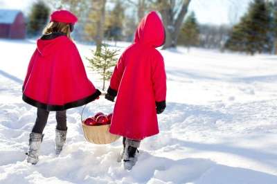 圣诞女孩 女孩们 下雪的 雪 装饰 冬天 圣诞节 红色外套