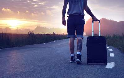 徒步旅行者 旅行 远足 手提箱 游客 去 路 马路 发现之旅