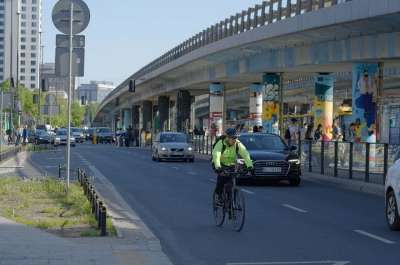 路 交通 汽车 骑自行车的人 城市 城市的 通道 桥 人们