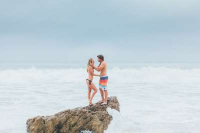 夫妻 爱 海滩 海 岩石 关系 浪漫 浪漫的 一起 女士