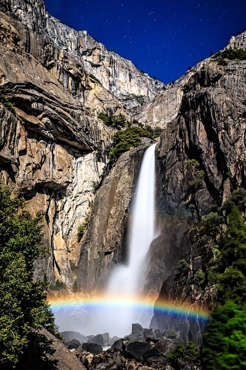 Moonbow 瀑布 优胜美地 景观 风景秀丽的 岩石 天空 星星