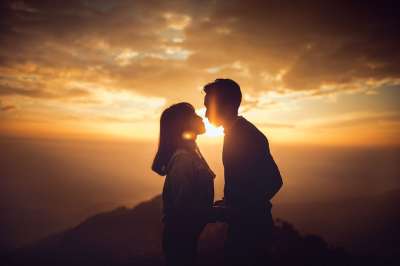 的婚礼 快乐的 爱 日落 山 云 森林 妻子 丈夫 一对 爱