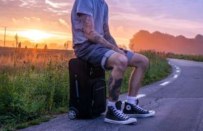 游客 徒步旅行者 旅行 远足 搭便车 搭便车的人 男子 纹身