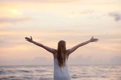 人们 女士 快乐的 放松 旅行 户外的 海滩 海 海洋 背部