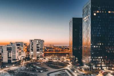 建造 摩天大楼 城市 暮 日落 的风景 地平线 摩天大楼 城市