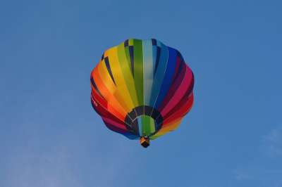 气球 热气球 蓝色的 天空 空气 丰富多彩的 热的 运输 航班